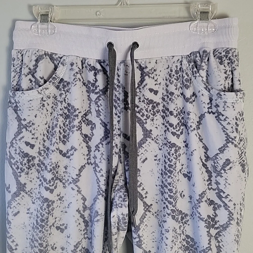 Cozy soft snakeskin lounge set - Picture 8 of 13
